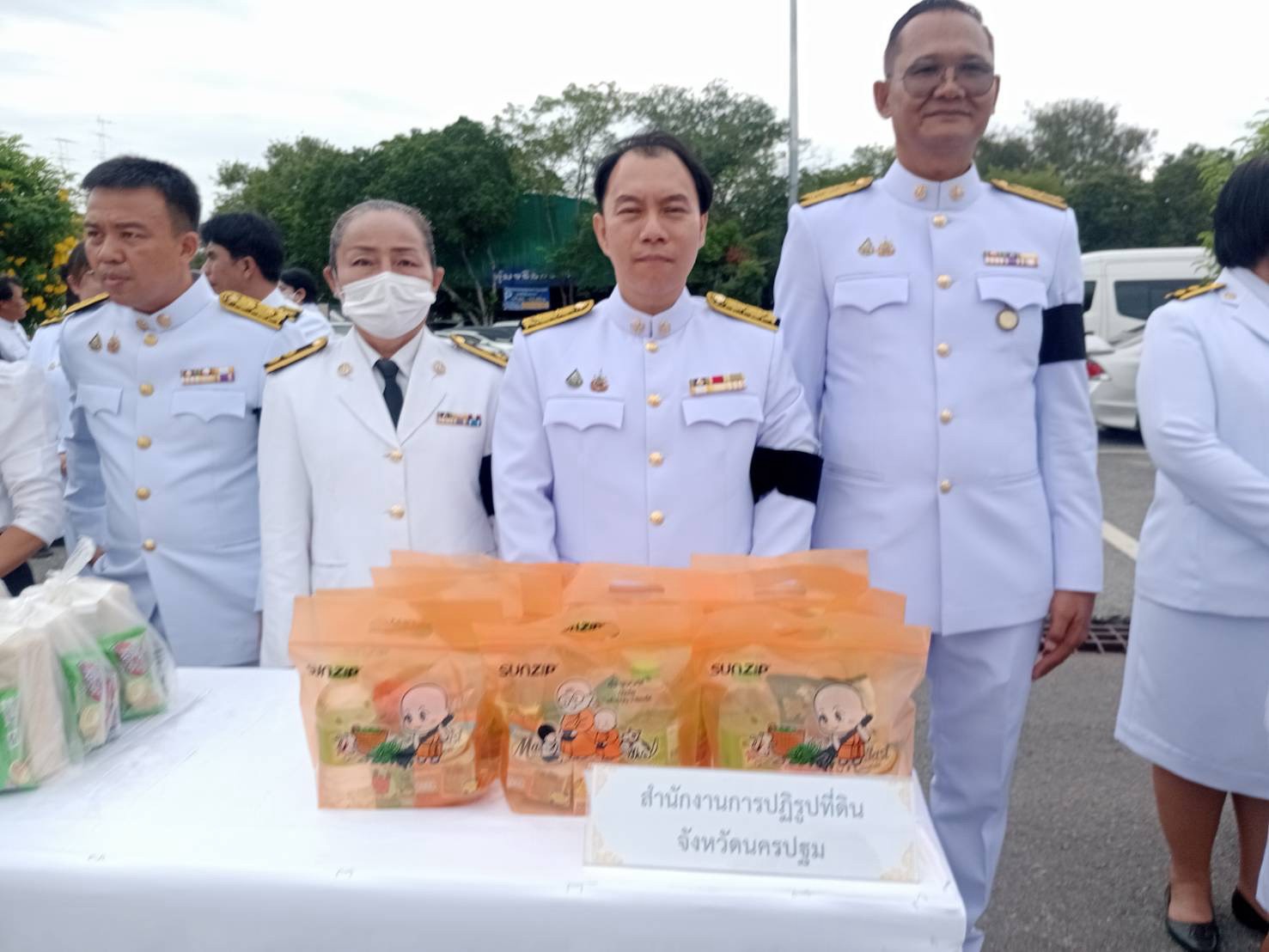 title - ส.ป.ก.นครปฐม เข้าร่วมพิธีบำเพ็ญกุศลปัญญาสมวาร (50 วัน) และทำบุญตักบาตร ถวายเป็นพระกุศลแด่ สมเด็จพระเจ้าลูกเธอ เจ้าฟ้าพัชรกิติยาภา นเรนทิราเทพยวดี กรมหลวงราชสาริณีสิริพัชร มหาวัชรราชธิดา